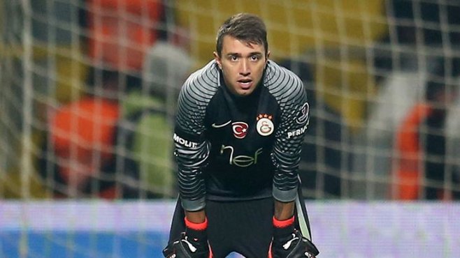 Korkulan oldu! Muslera'nın parmağında kırık var!