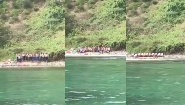 Mayo ile namaz kılan cemaat!