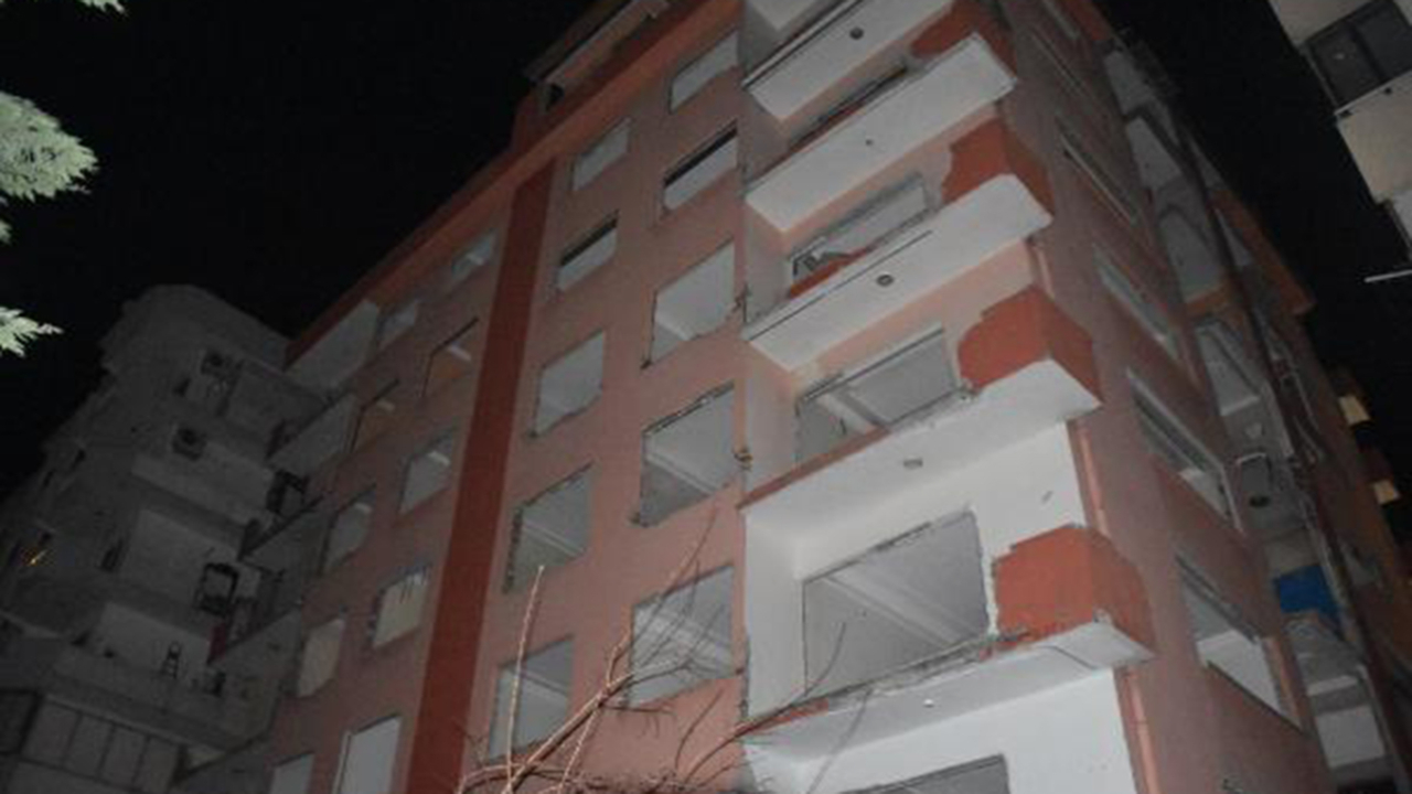 Depremde ağır hasar gören apartmanın kapı, pencere ve korkulukları çalındı