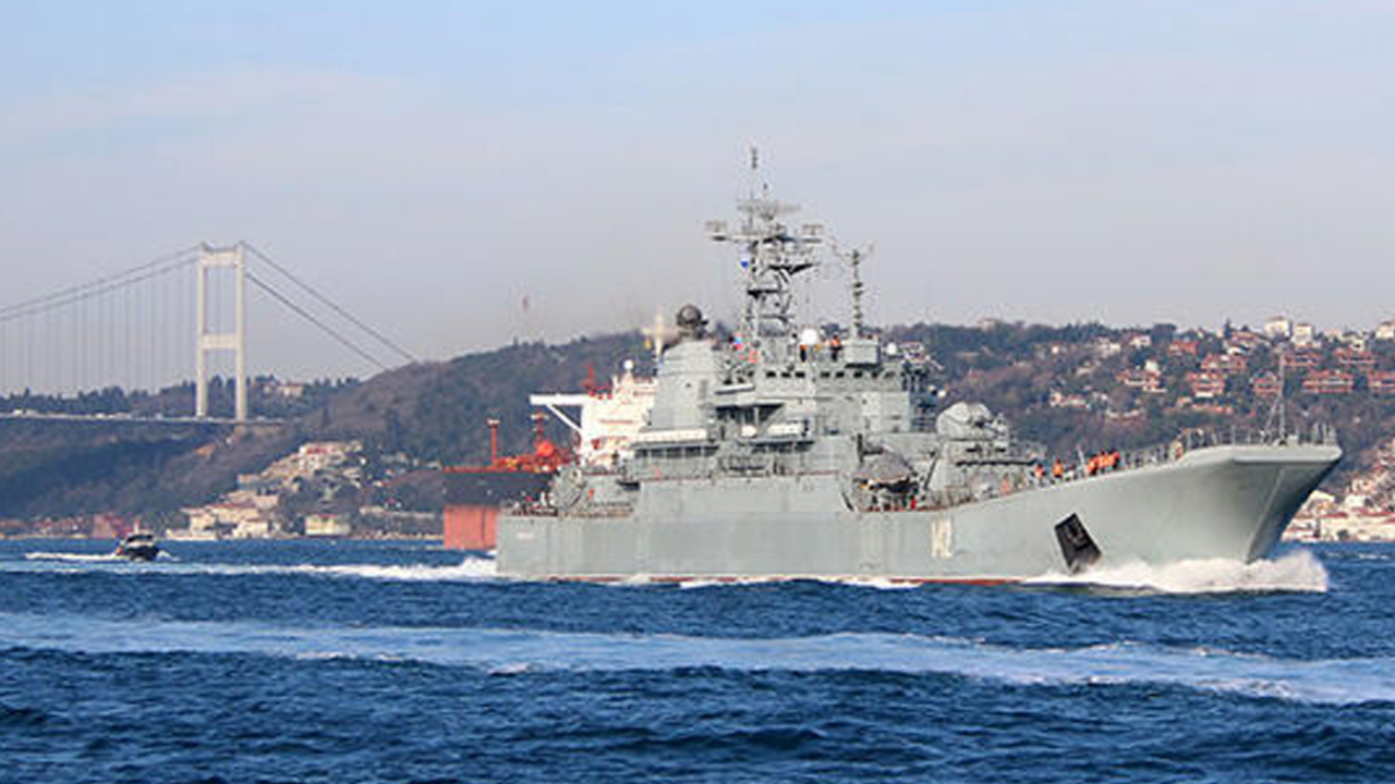 Rus savaş gemisi Boğaz'dan geçti!