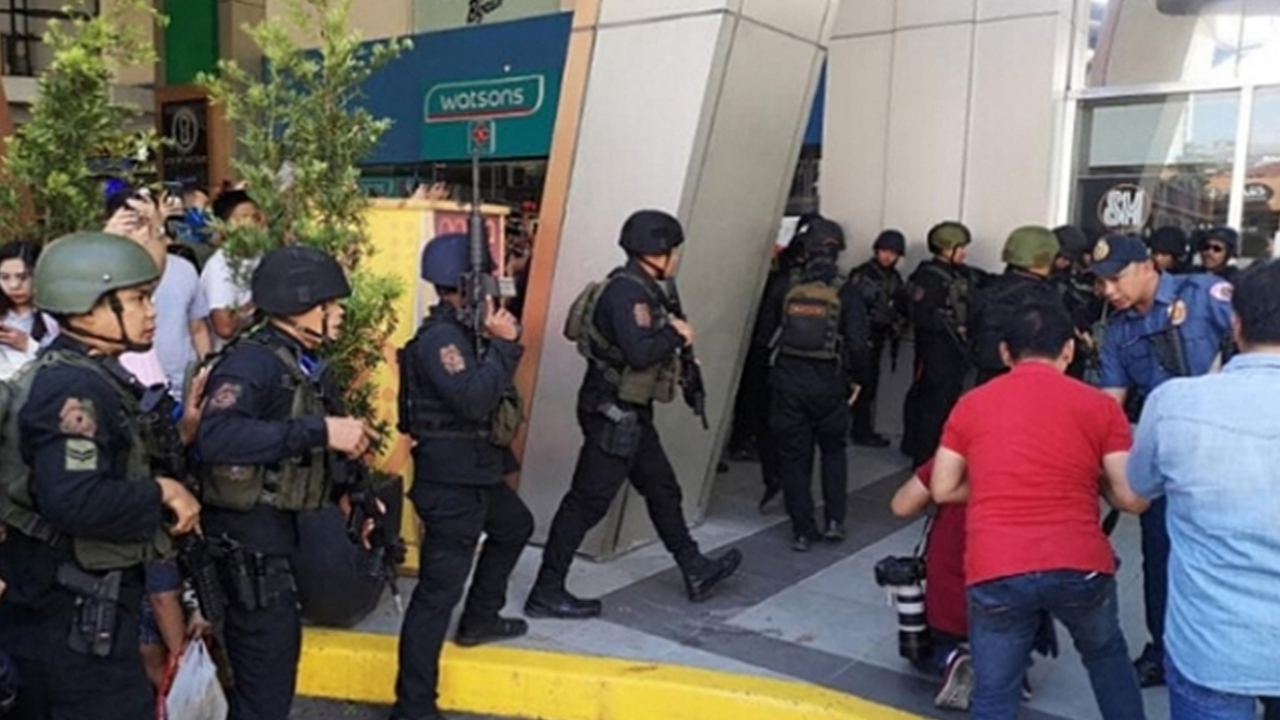 Filipinler'de AVM'de 30 kişi rehin alındı!