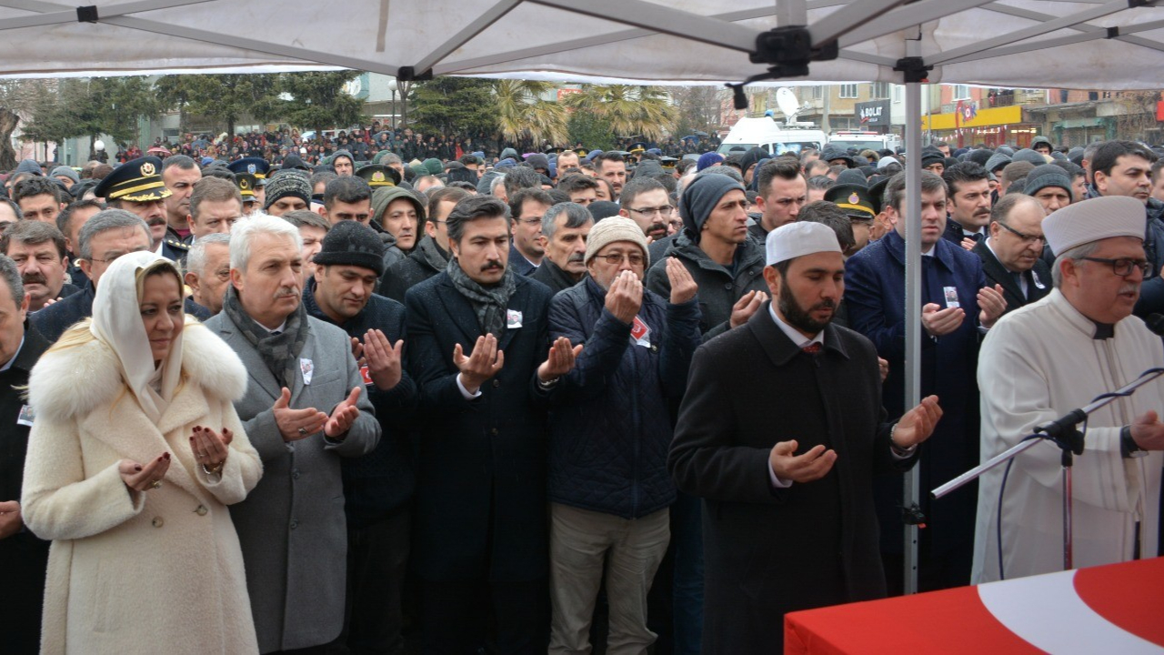 İP'li vekilden şehit cenazesinde skandal poz!