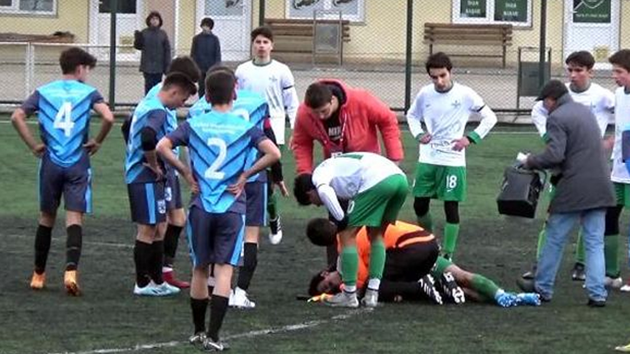 Doktor hakem futbolcunun hayatını kurtardı!