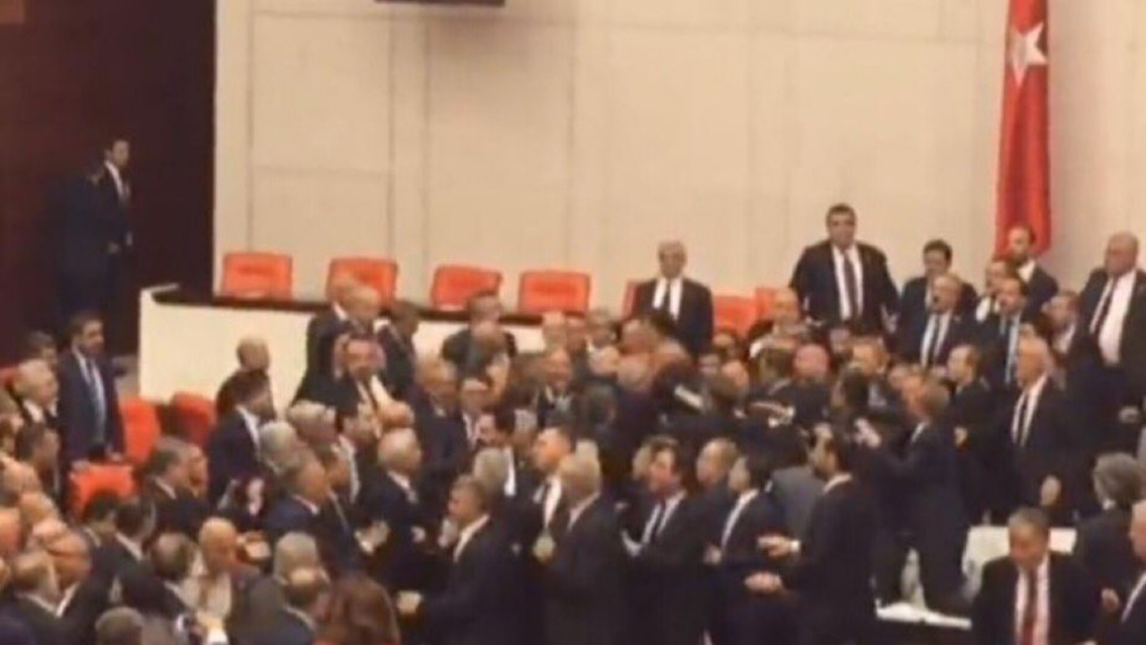 TBMM'de yumruklar havada uçuştu