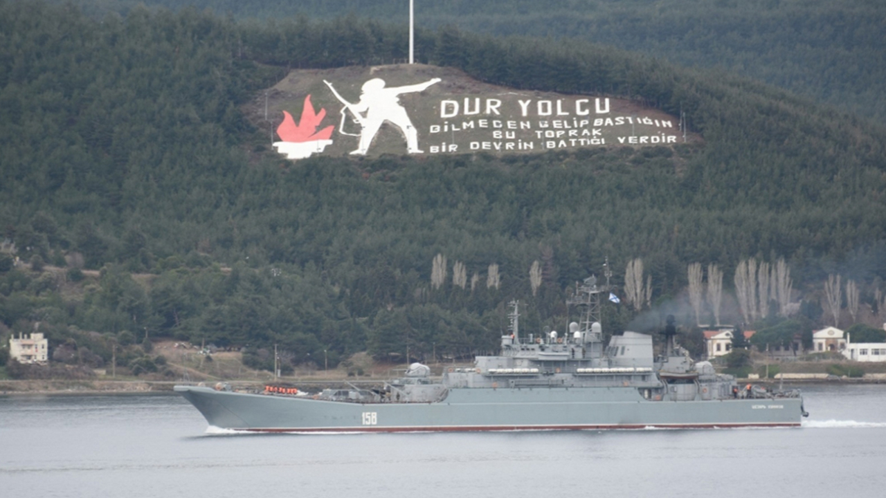 Rus savaş gemisi Çanakkale Boğazı’ndan geçti