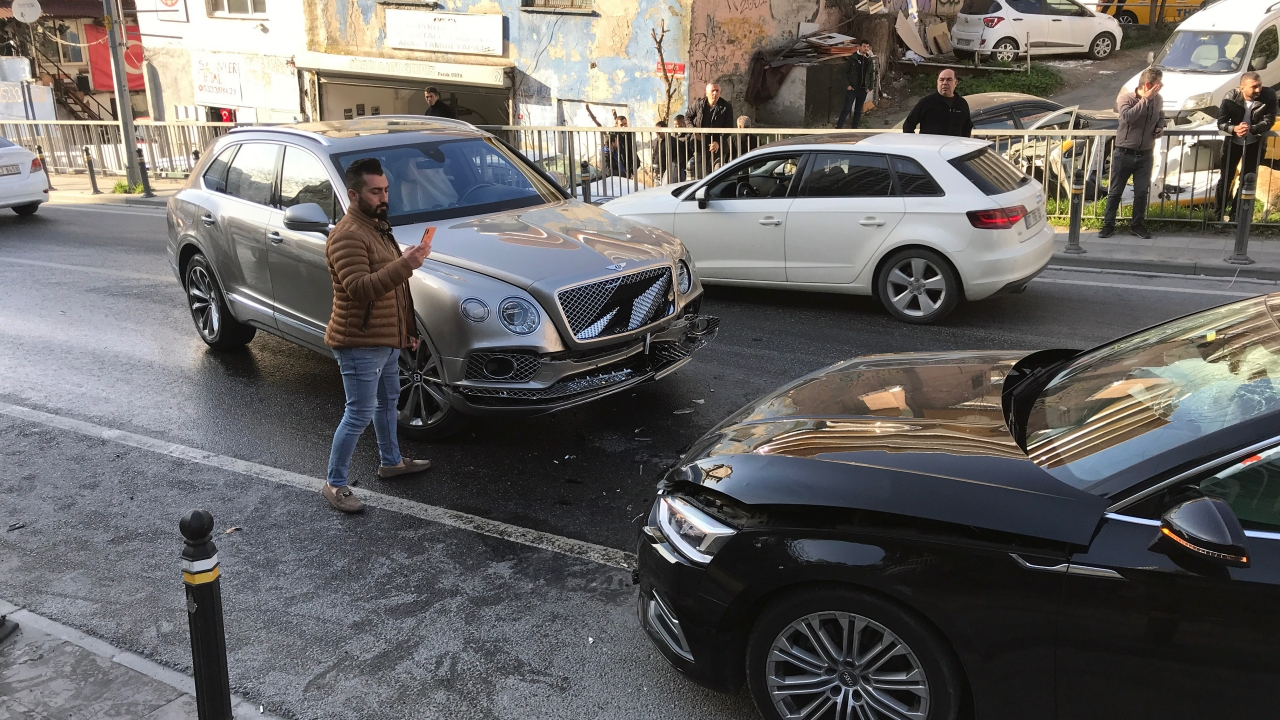 İstanbul'da milyonluk kaza! 3 milyonluk cipi biçti