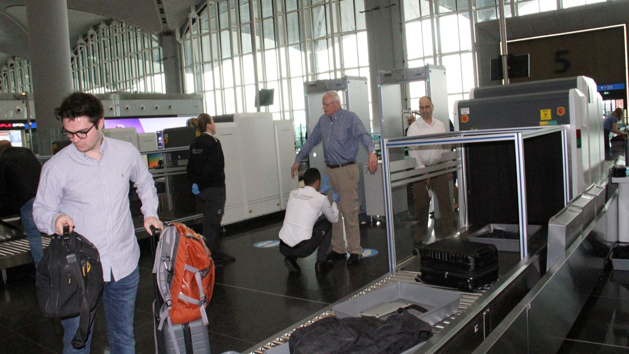 Jeffrey İstanbul Havalimanı'nda böyle arandı!