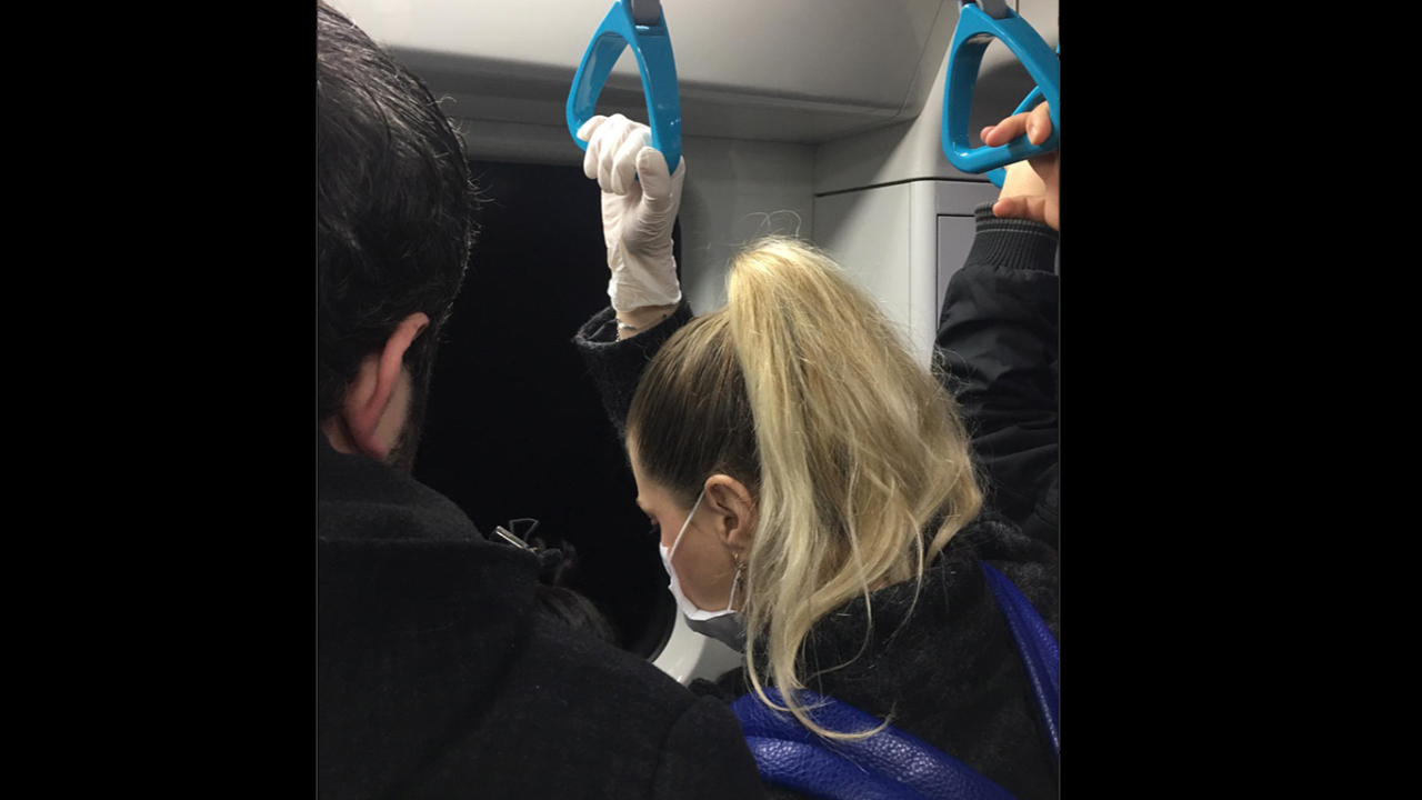 İstanbul'da maskeli plastik eldevenli koronavirüs önlemi