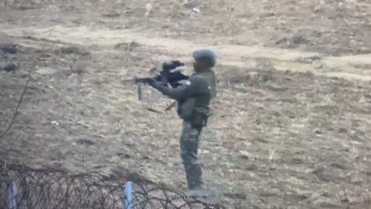 Yunan askeri mültecilere böyle ateş açtı!
