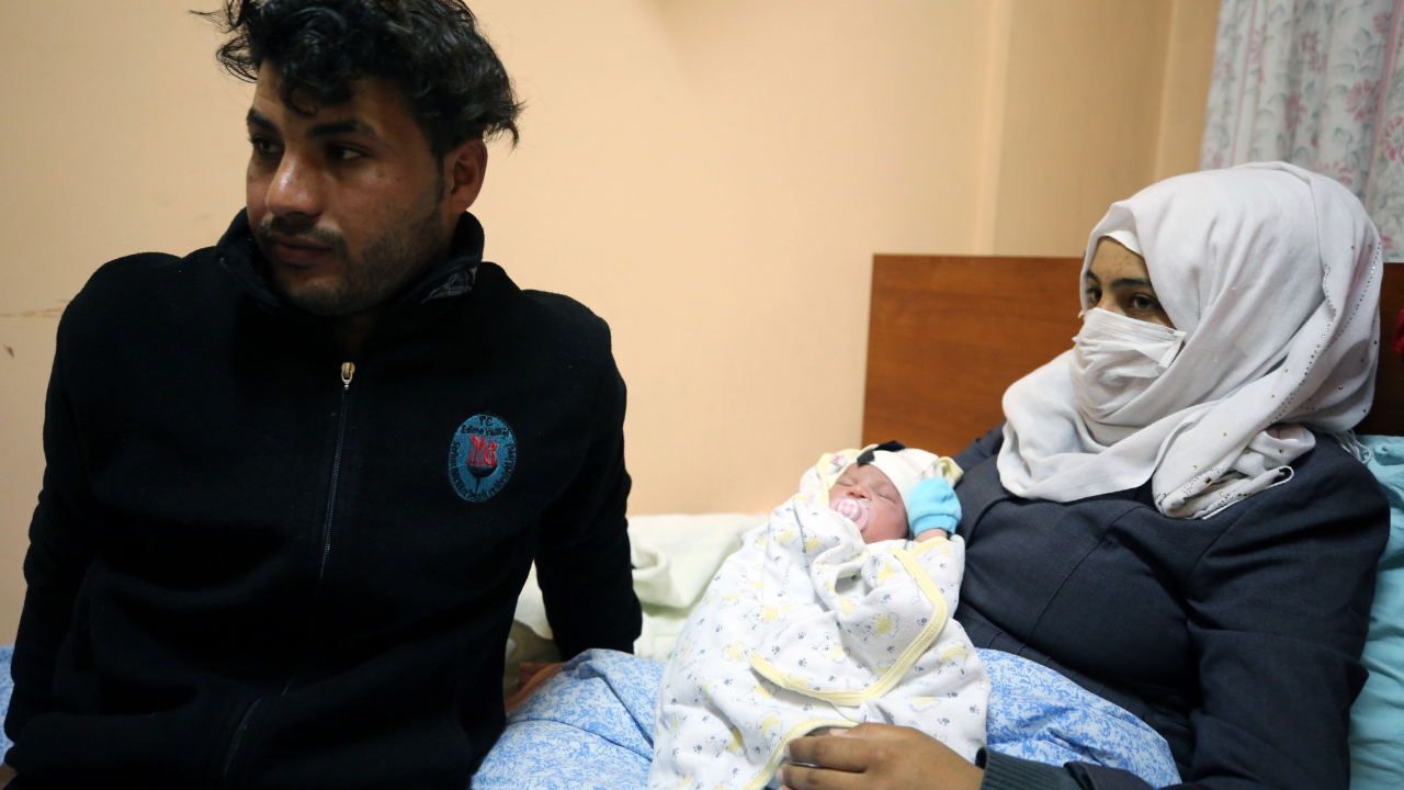 Göç yolunda doğan bebeğe Türkiye sahip çıktı! Suriyeli baba: İnşallah Yunanistan insafa gelir