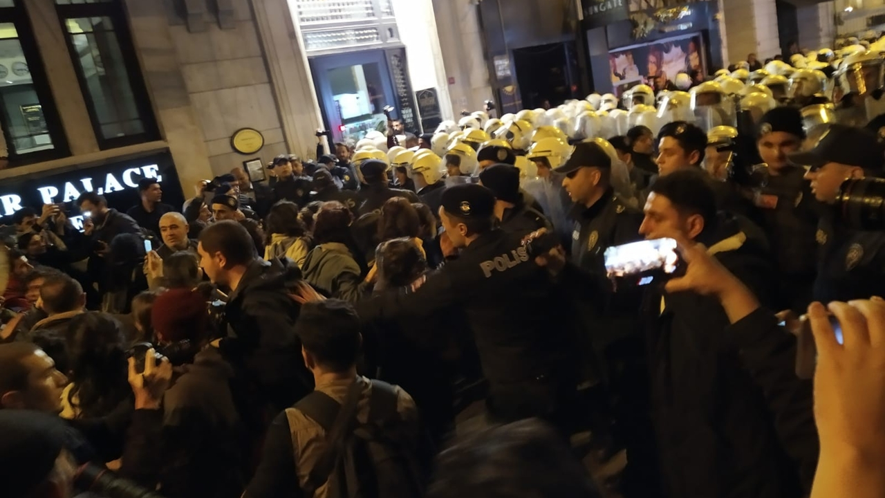 Taksim'de arbede, gözaltılar var!
