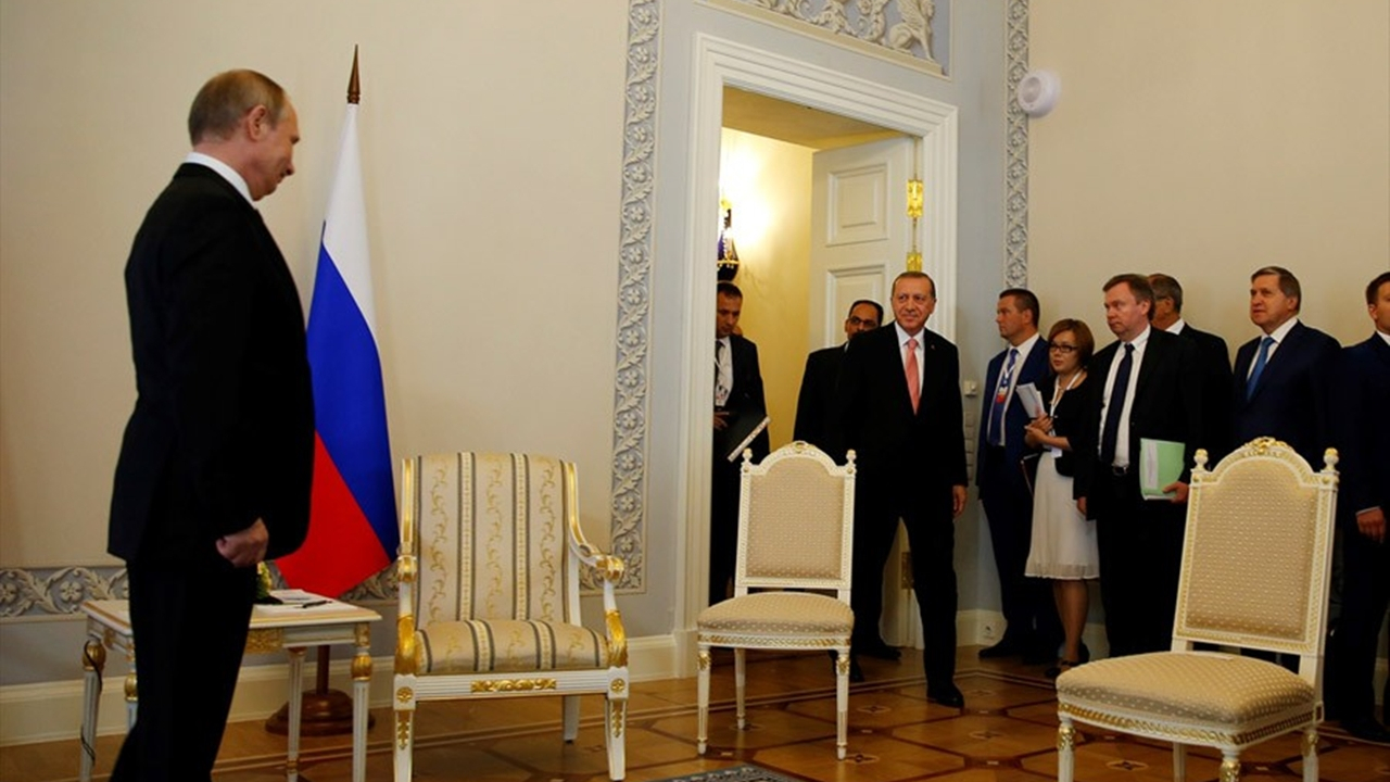 Putin, Erdoğan'ı ayakta böyle bekledi...