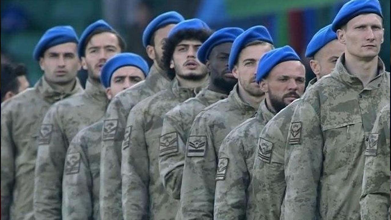Sahaya bu kıyafetlerle çıktılar!