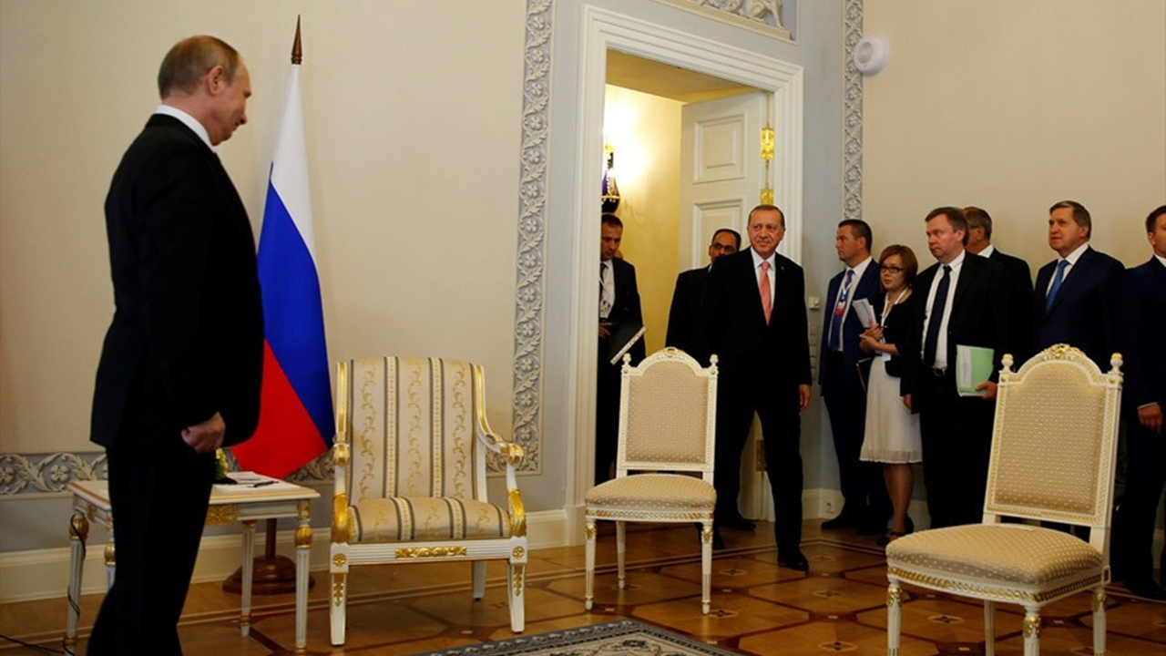 Putin, Erdoğan'ı dakikalarca ayakta bekledi...