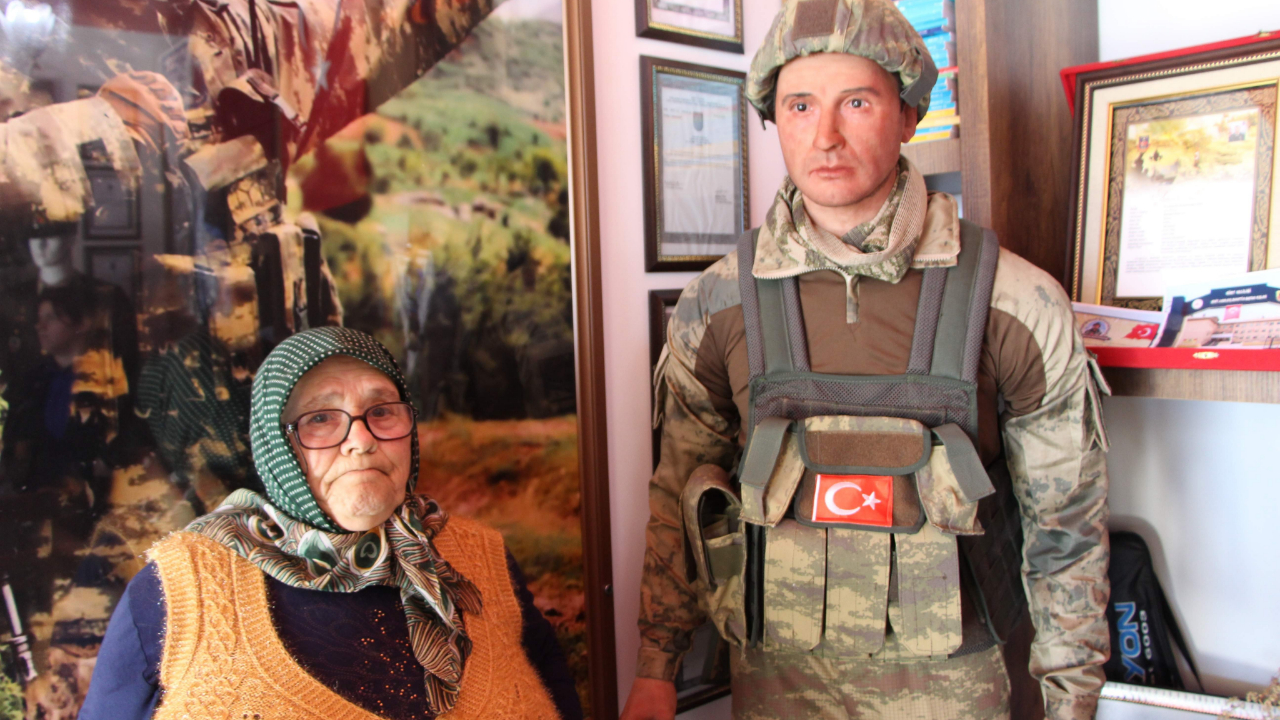 Şehit annesine oğlunun heykeli hediye edildi