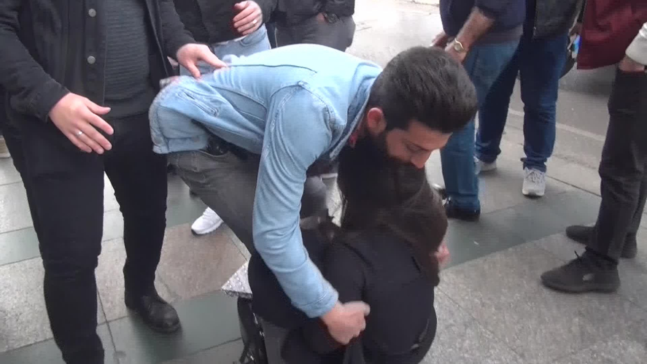 Taksim'de tacize uğradığını söyleyen genç kız, sinir krizi geçirdi