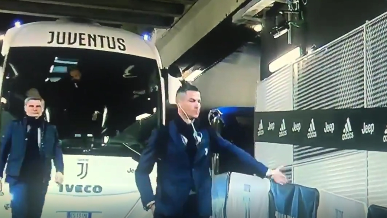 Ronaldo olmayan seyircilerle tokalaştı!