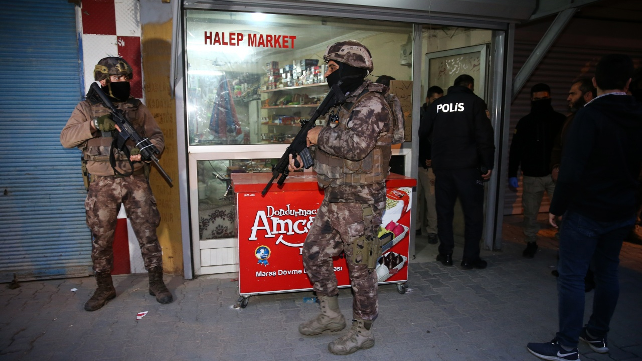 Adana'da DEAŞ'a şafak operasyonu