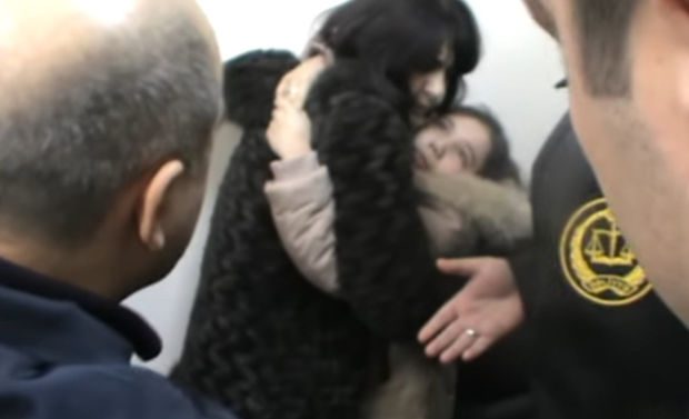 Küçük kızı yerlerde sürükleyerek annesinden ayırdılar!
