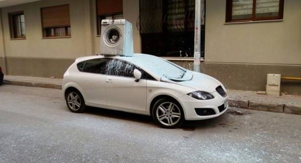 Öfkesini arabanın üzerine çamaşır makinesi atarak çıkardı!