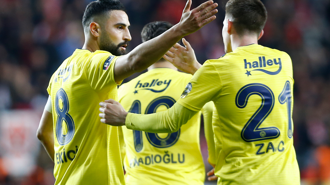 Fenerbahçe'de 8 futbolcuyla yollar ayrılıyor