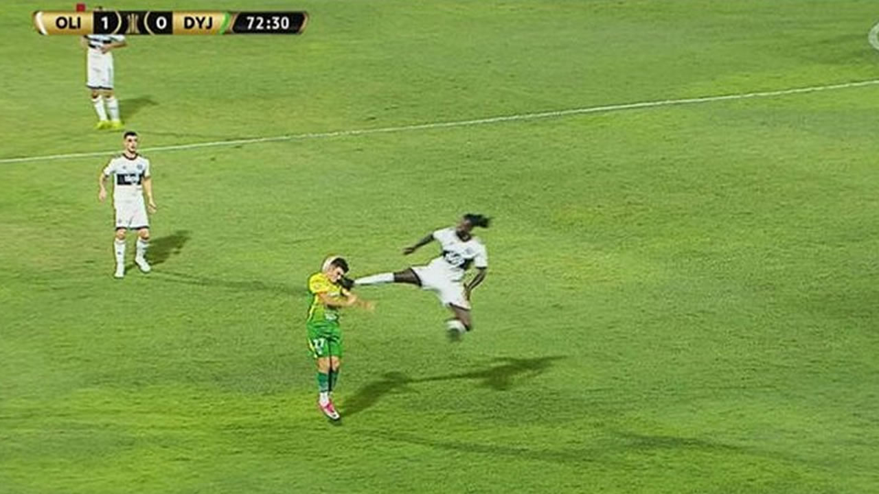 Adebayor'dan insanlık dışı faul...