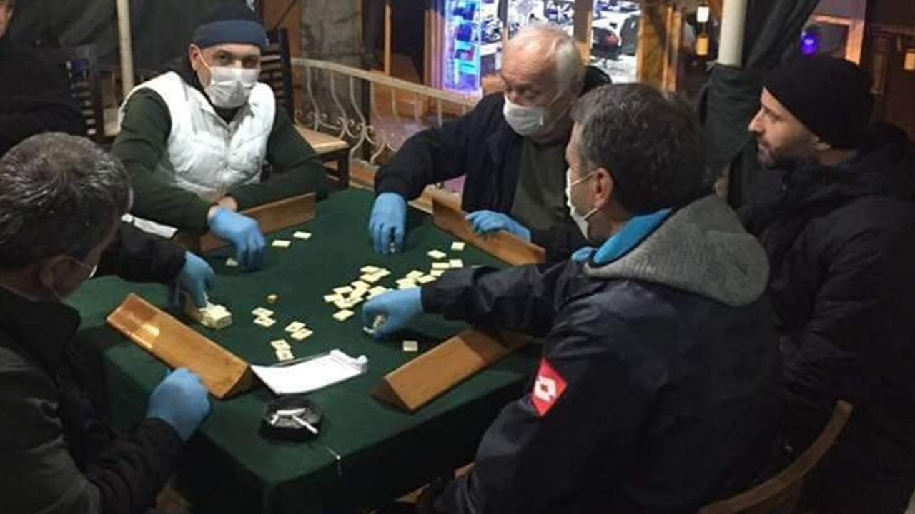 Maskeli eldivenli okey! Kahvehanede koronavirüs tedbiri