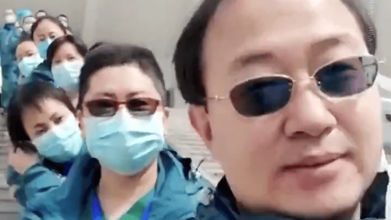 Koronavirüsü yenip, zaferi maske çıkararak kutladılar