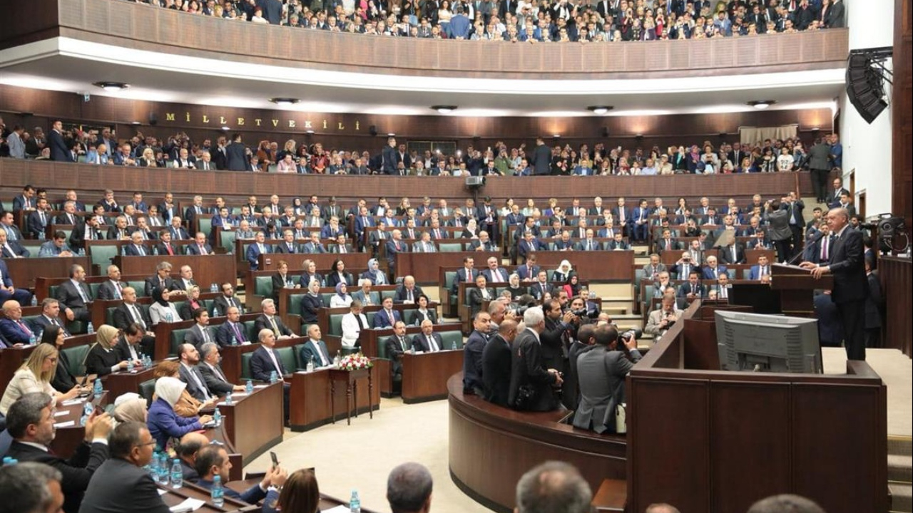 AK Parti'den koronavirüs tedbiri! Bu hafta yapılmayacak