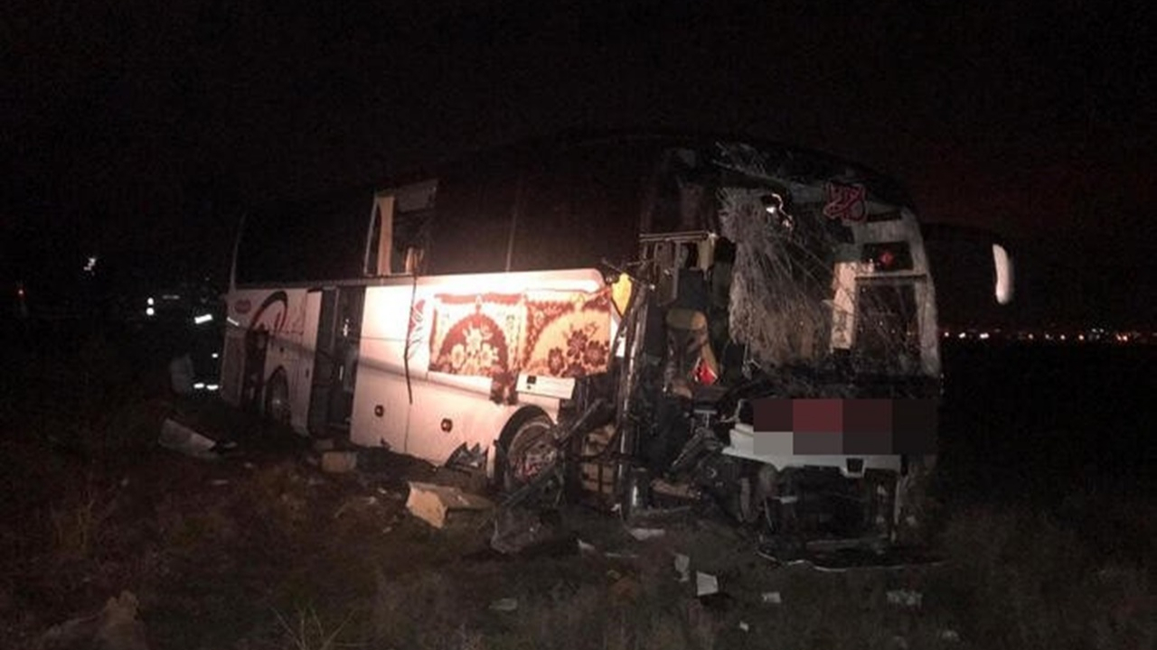 Yolcu otobüsü TIR'a arkadan çarptı