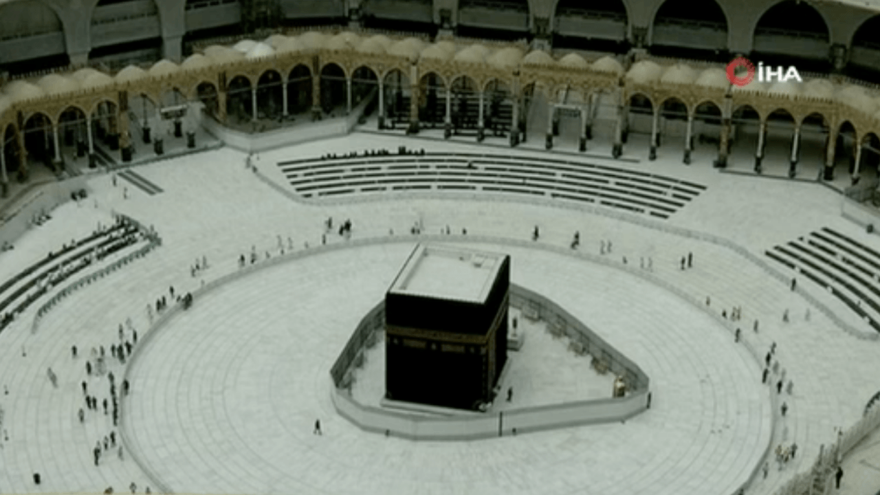 Kabe’de cuma namazı tavaf alanının dışında kılındı