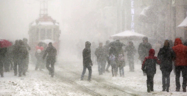 İstanbul bu sabaha da lapa lapa karla uyandı! Kadir Topbaş'tan uyarı