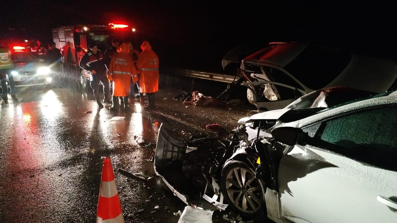 İki otomobil çarpıştı: 4 ölü, 6 yaralı!