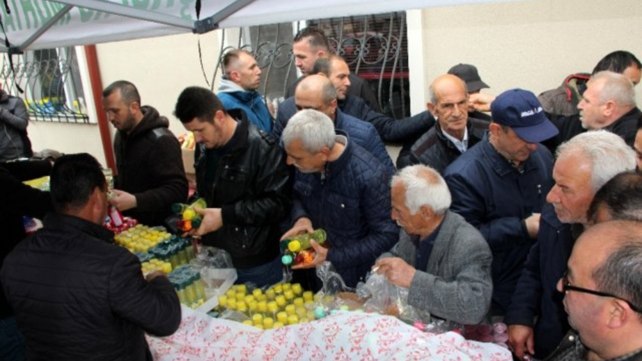 Muhtar fırsatçılara meydan okudu! Kolonya 1 TL...