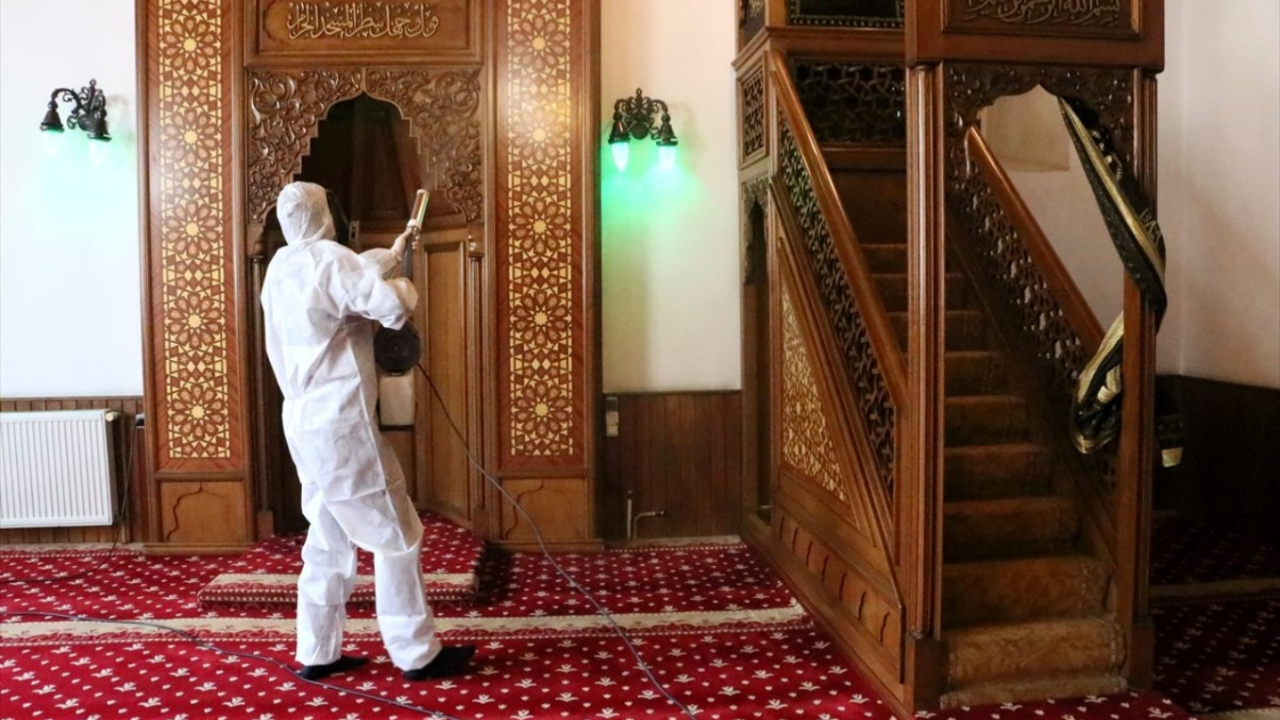Uyarıya aldırmadılar: Allah'ın evine bulaşmaz