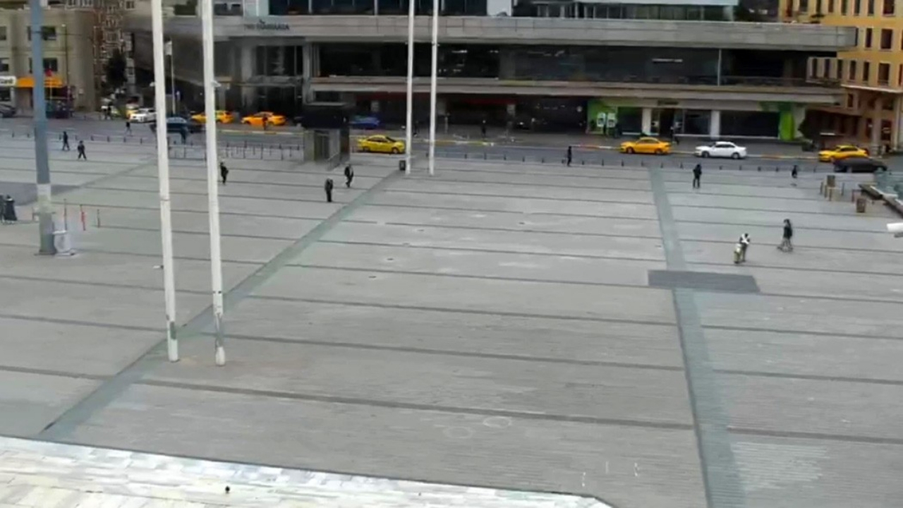 İstanbul'un meydanları boş kaldı