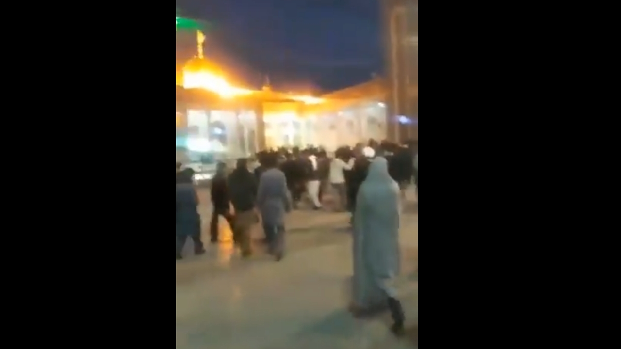 Yasaklanan türbeye kapıları kırıp girdiler!