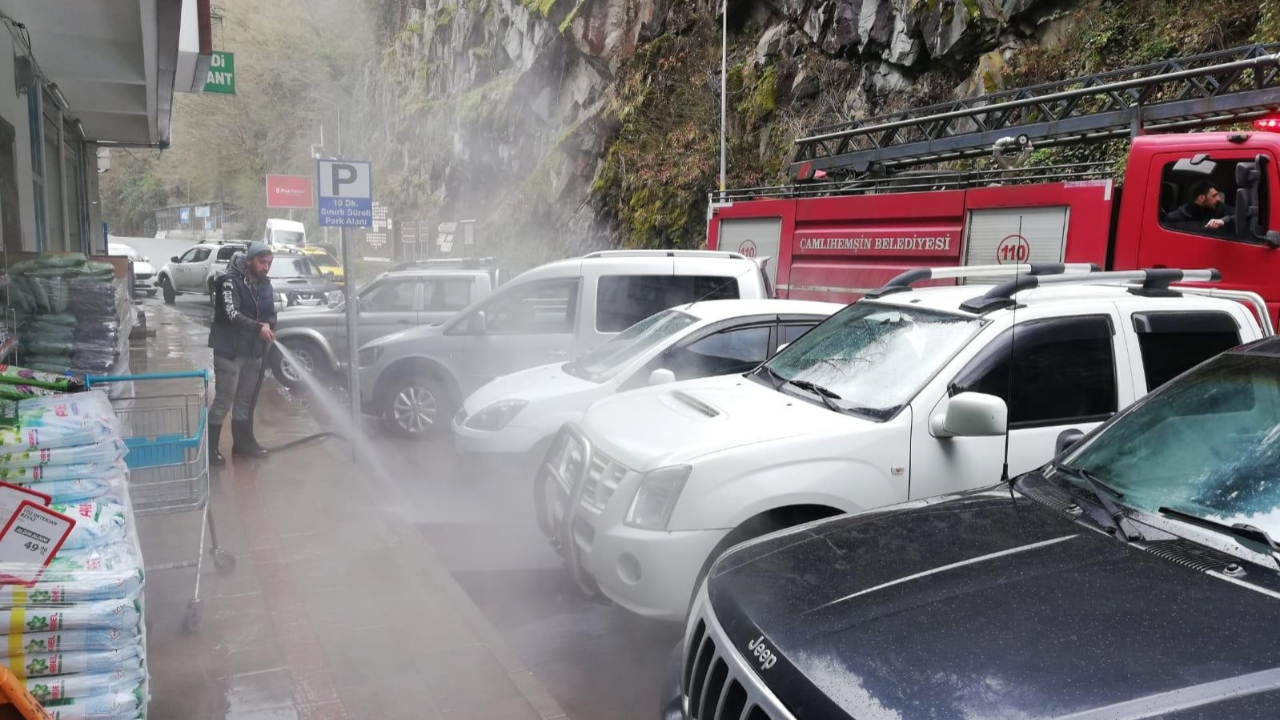 Rize'de ilçe merkezi kaplıca suyu ile dezenfekte edildi!