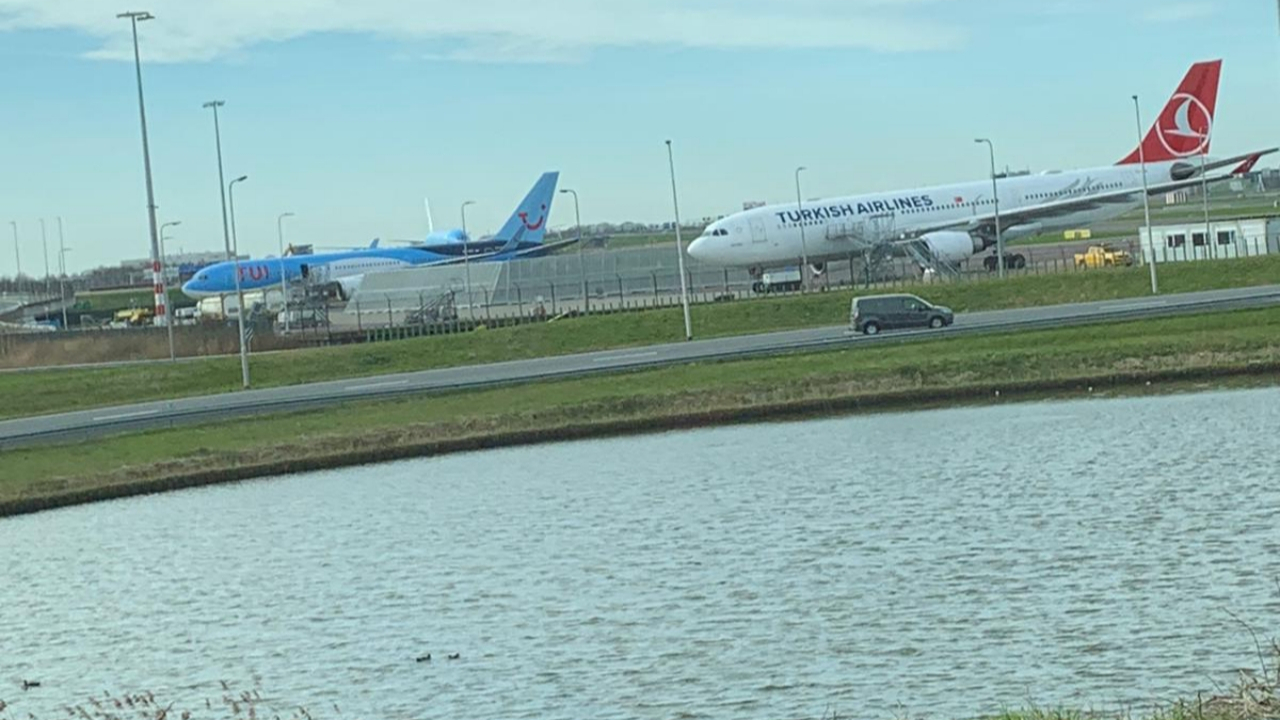 Türk Hava Yolları uçağı Hollanda’da yolcular için bekliyor
