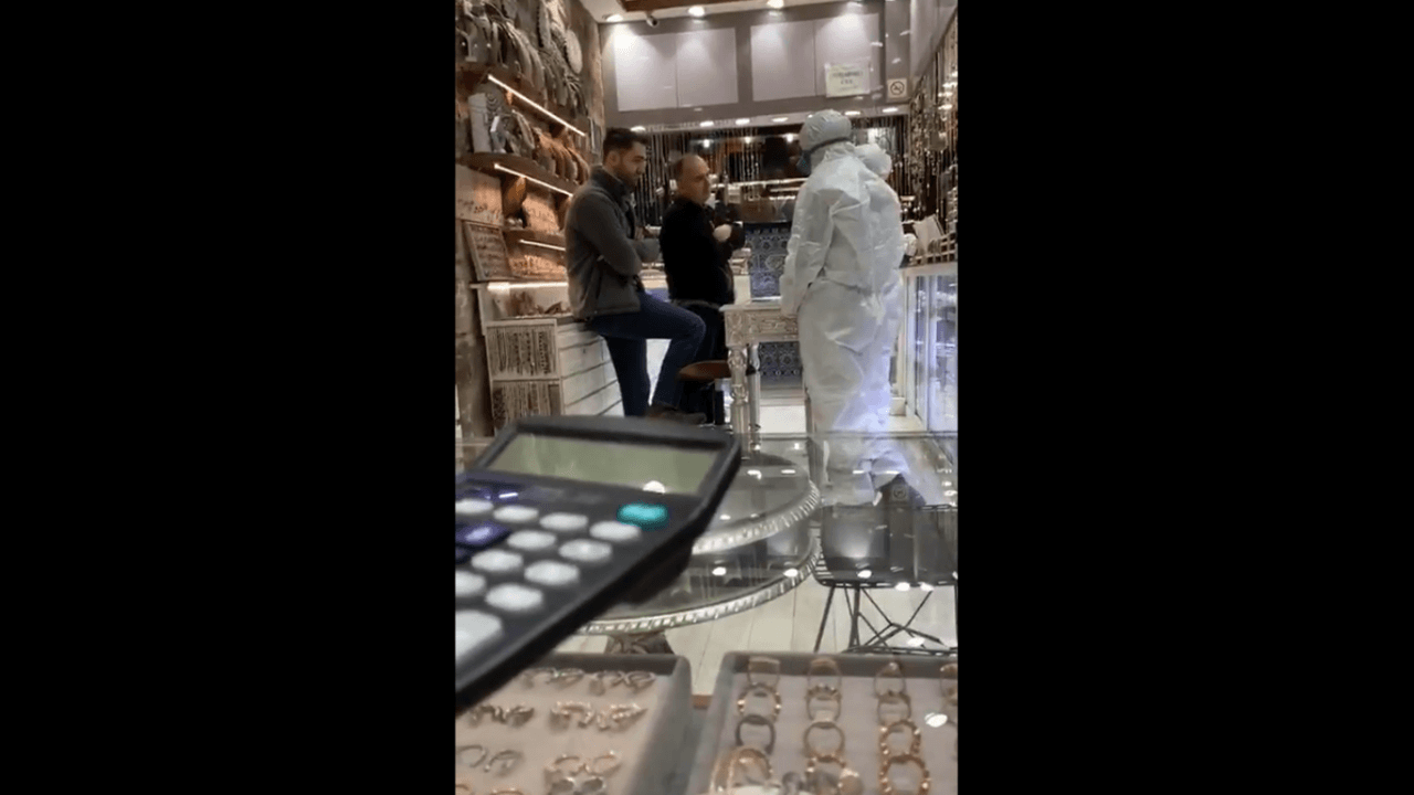 Kapalıçarşı'da garip uyarı: Su için virüs midenize gitsin