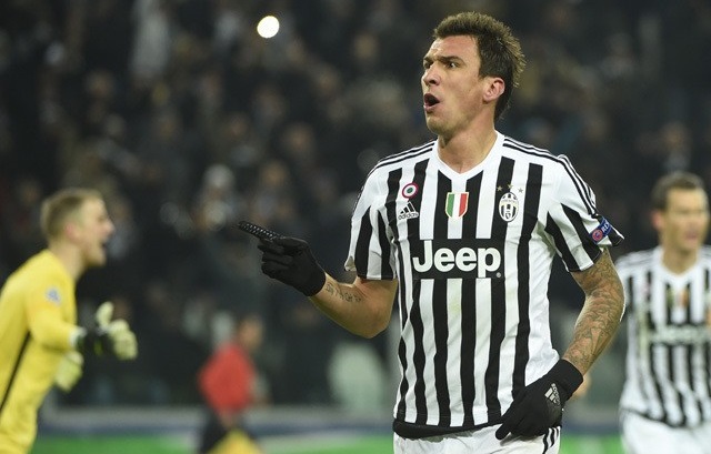 Beşiktaş Eto'o gösterip Mandzukic vuruyor!
