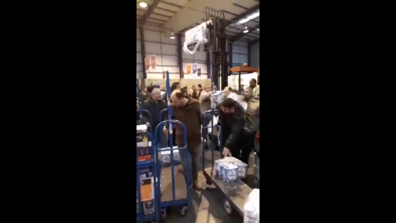 Tuvalet kağıdı için birbirlerini ezdiler!