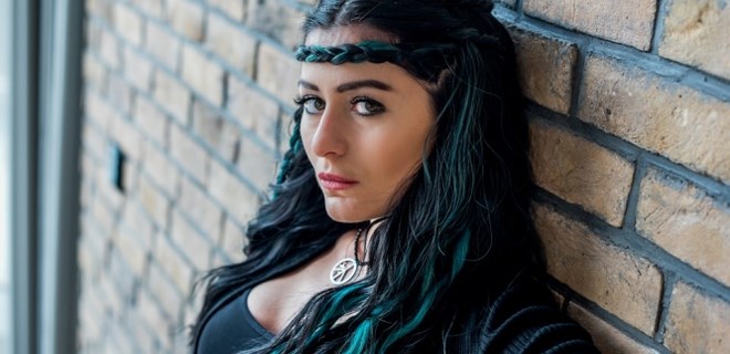 Deniz Çakır hayranlarına patladı: Beni sevmeyin!