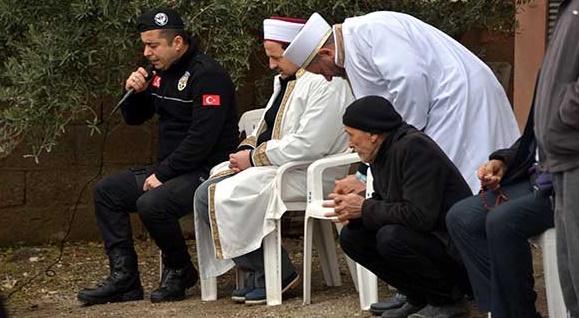 Görevli polis Kur'an okudu, gaziler saygı nöbeti tuttu!