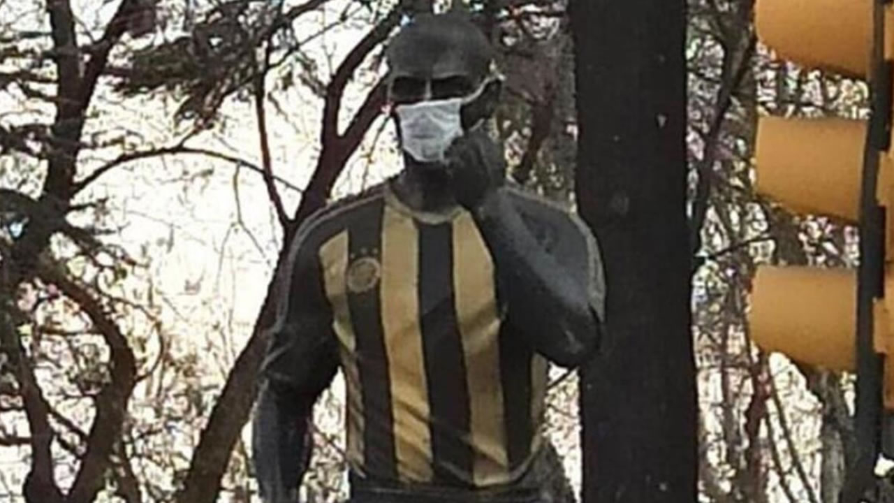 Heykeline maske takıldı! Alex teşekkür etti!