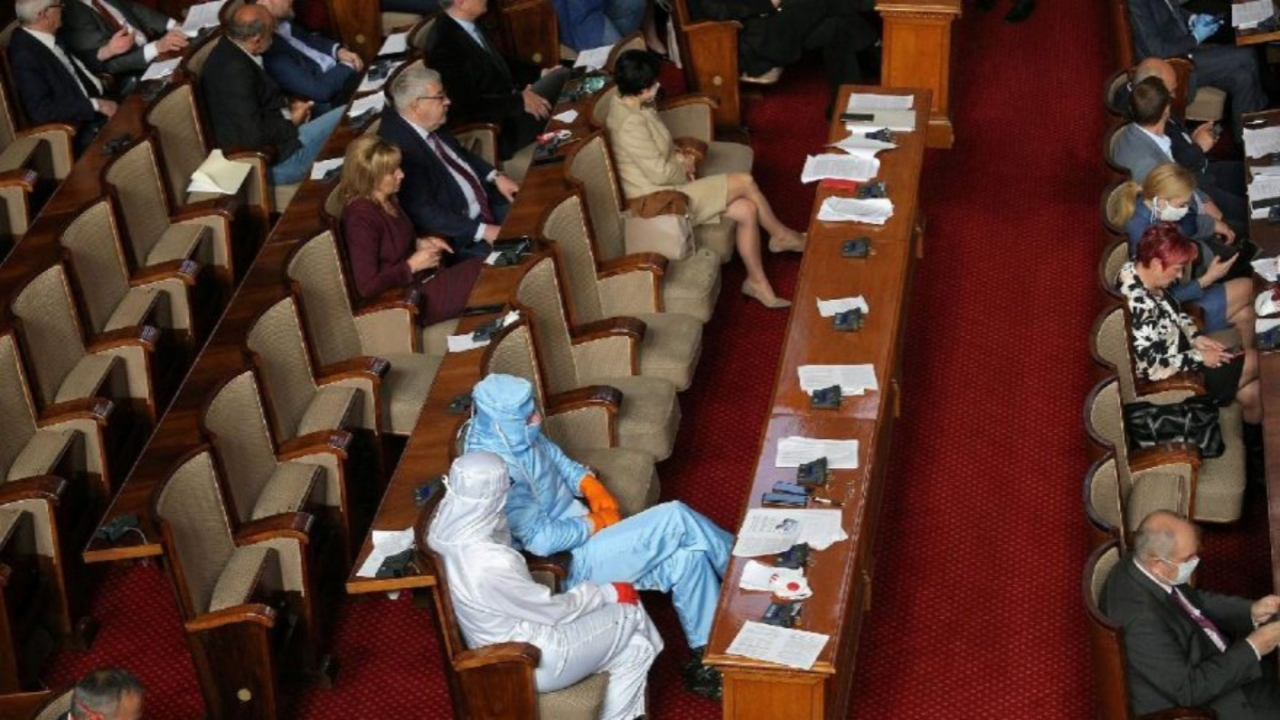 Maske kesmedi! Meclise böyle gitti...