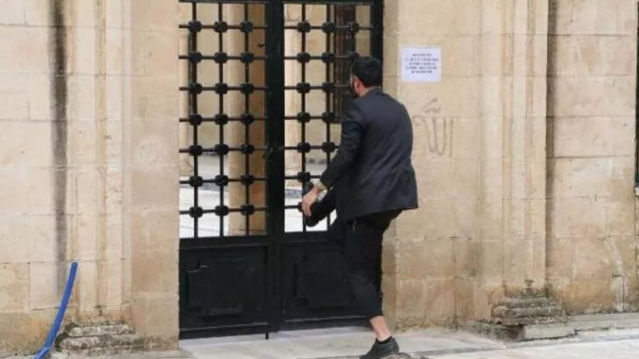 Koronavirüs uyarılarına kulak asmadılar! Cami kapısını zorladılar