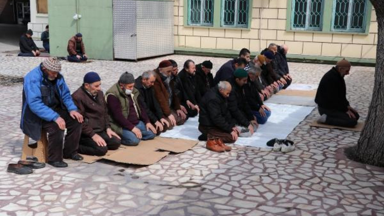 Tüm uyarılara rağmen cami avlusunda namaz kıldılar
