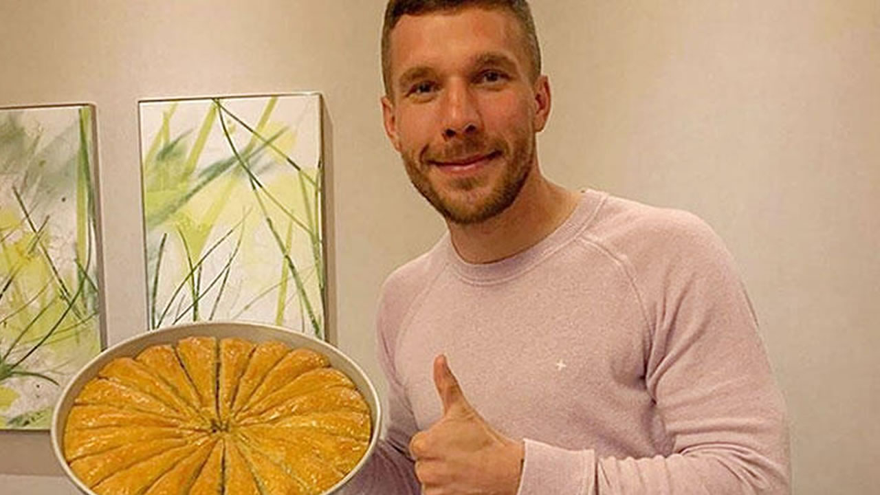 Podolski'den Gaziantep baklavasıyla 'evde kal' çağrısı