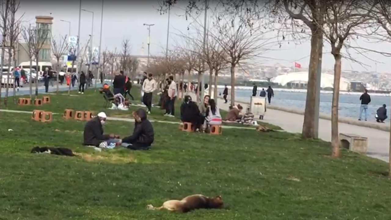 Koronavirüs uyarılarına kulak asmadılar! Vatandaşlar sahil şeridine akın etti!